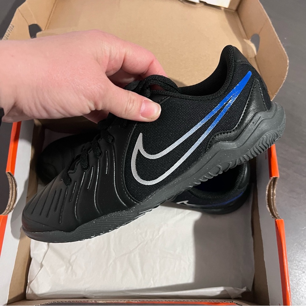 Nike Kids' Grade/Pre-School Tiempo Legend 10 Club Indoor/Court Soccer Shoes